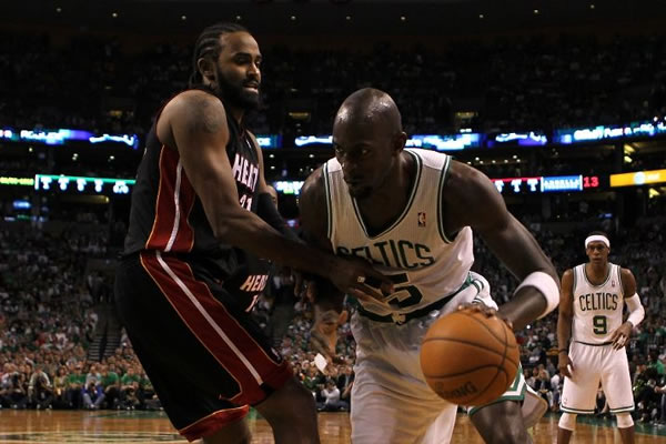 Kevin Garnett e os Celtics dominaram o garrafão no jogo 3 contra o Heat