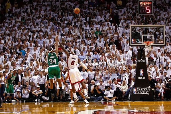 Paul Pierce calou a torcida do Heat com este arremesso no final do jogo 5