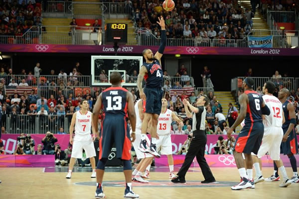 Tyson Chandler e os EUA passaram o rodo contra a Tunísia. (Crédito: Getty Images)